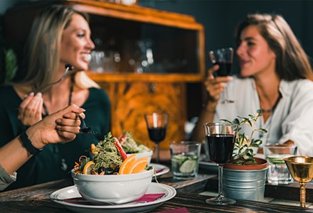 Femmes dans un restaurant bio