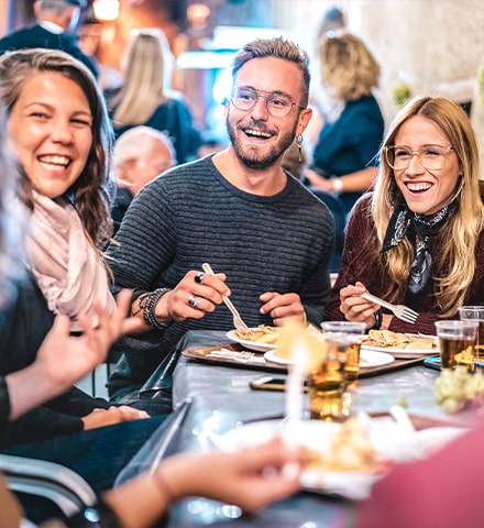 Jeunes gens souriants au restaurant