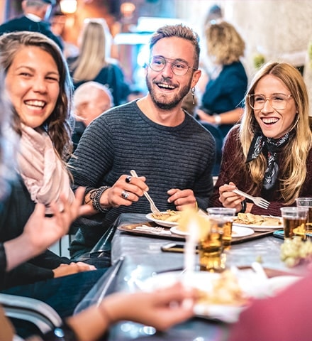 Jeunes gens souriants au restaurant