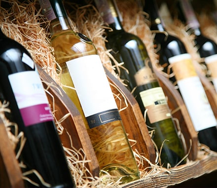 Bouteilles de vins sur un étalage