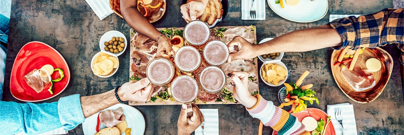 Photos de pintes de bière au-dessus d’un repas.