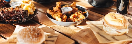Différents plats de comfort food sur une table