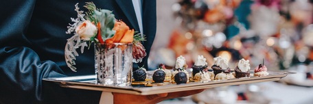 Serveur avec un plateau apéritif