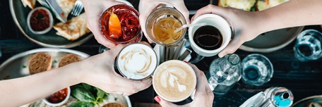 Des amis trinquent au restaurant avec de bons cocktails