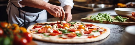 Un chef prépare une pizza