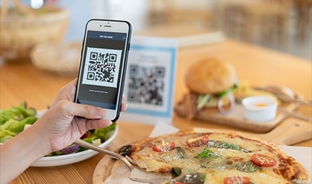 Scan du QR code de la carte dans un restaurant