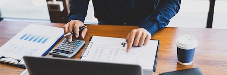 Homme qui fait ses comptes