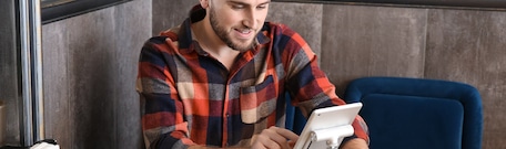 Carte de fidélité digitale - Homme utilisant sa tablette
