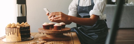 Cheffe qui photographie ses desserts pour les réseaux sociaux