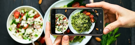 Photographie d'un plat avec un smartphone pour les réseaux sociaux