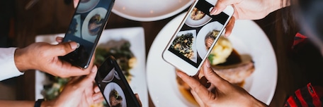 Plusieurs personnes postant leurs plats sur Instagram