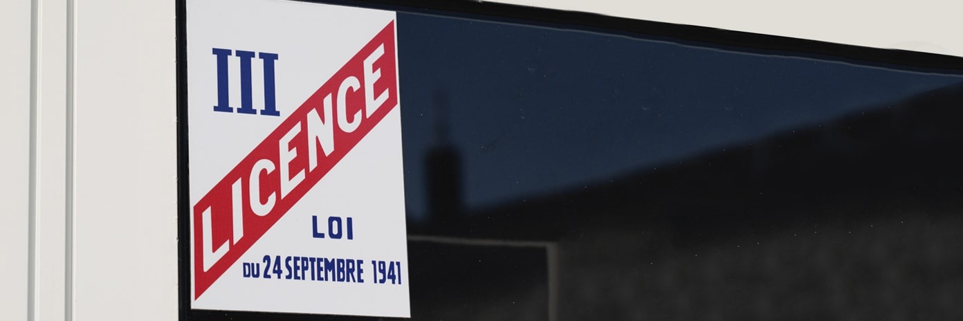 Plaque Licence III sur une vitrine