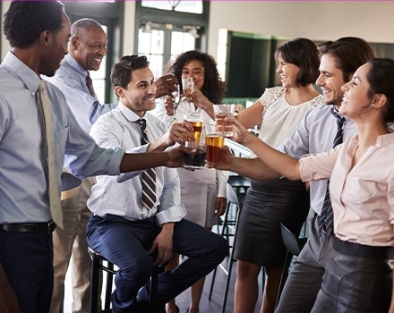 Collègues de travail trinquant dans un bar après le travail