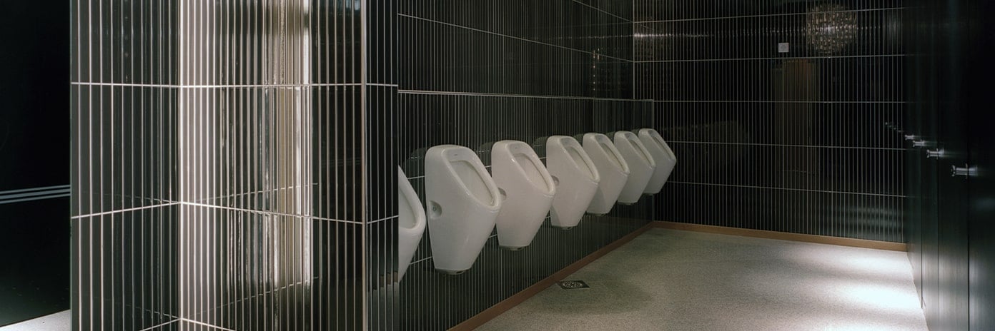 Restaurant moderne, toilettes pour hommes