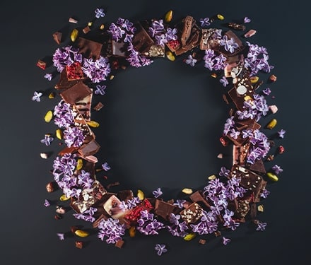 Composition de chocolat noir et au lait décoré de fleurs en sucre