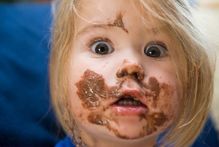 Visage d'enfant barbouillé de chocolat