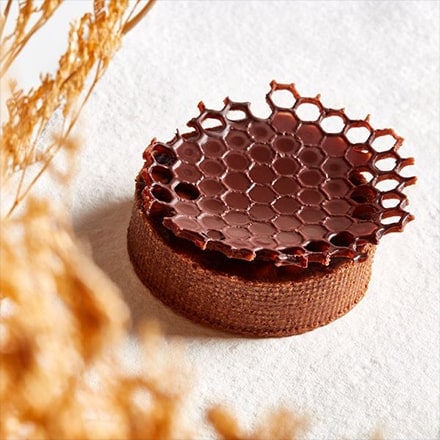 Gâteau Cœur de ruche créé par Jonathan Mougel, MOF Pâtissier-Confiseur 2019, pour Puratos