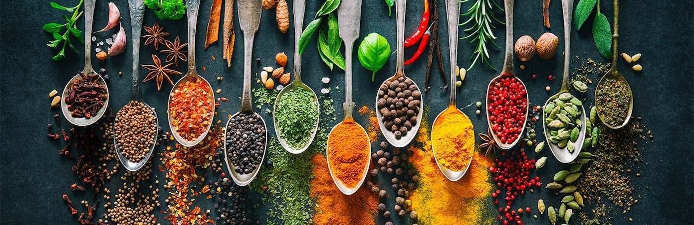 Cuillères d'épices colorées pour la cuisine
