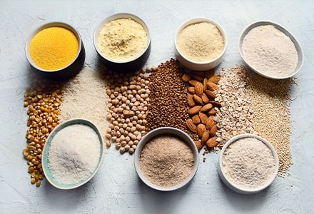 Bols de différents types de farines et céréales