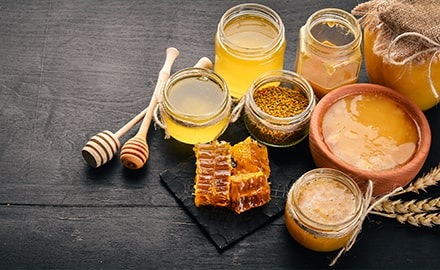 Assortiment de miel dans des bocaux