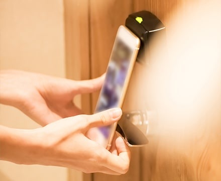 Les clés de chambre d'hôtel numériques sur smartphone