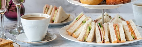 Tasse de thé et présentoir de club-sandwich