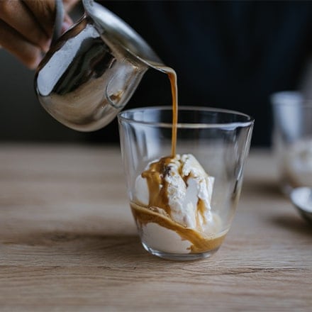 Café Affogato : Le café d'un pichet est versé sur la boule de glace à la vanille