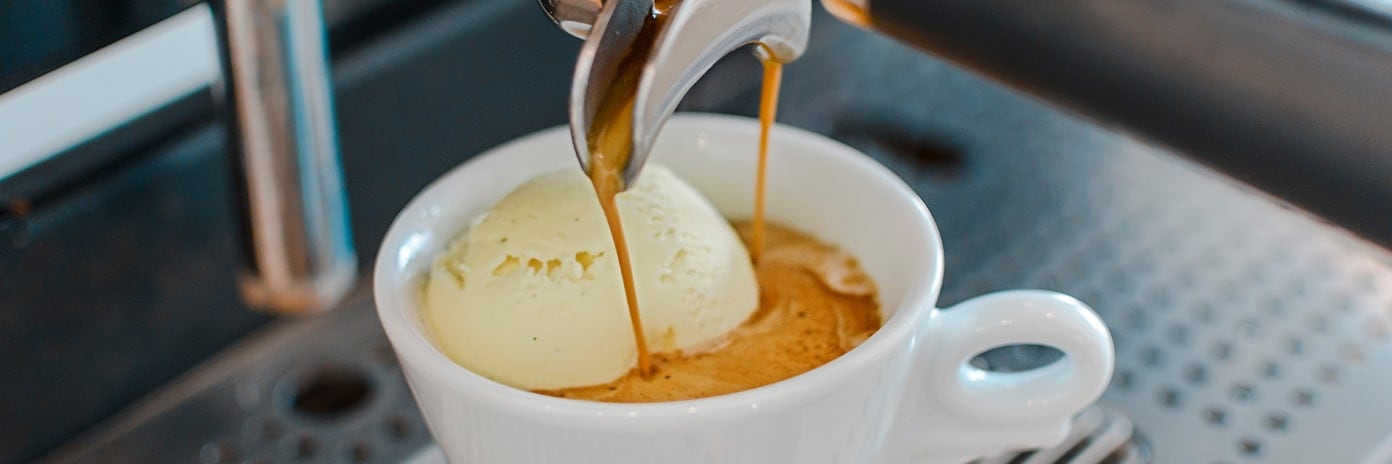 Café Affogato : Le café est versé sur la boule de glace à la vanille par un percolateur