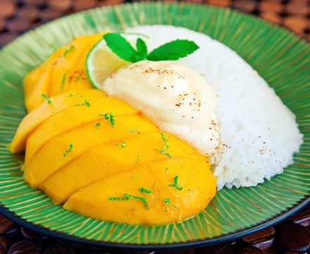 Dessert asiatique, le riz gluant et mangue