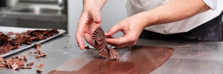 Chocolatier préparant une fleur en chocolat