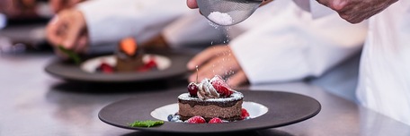 Gros plan de chef réalisant la finition d'un dessert