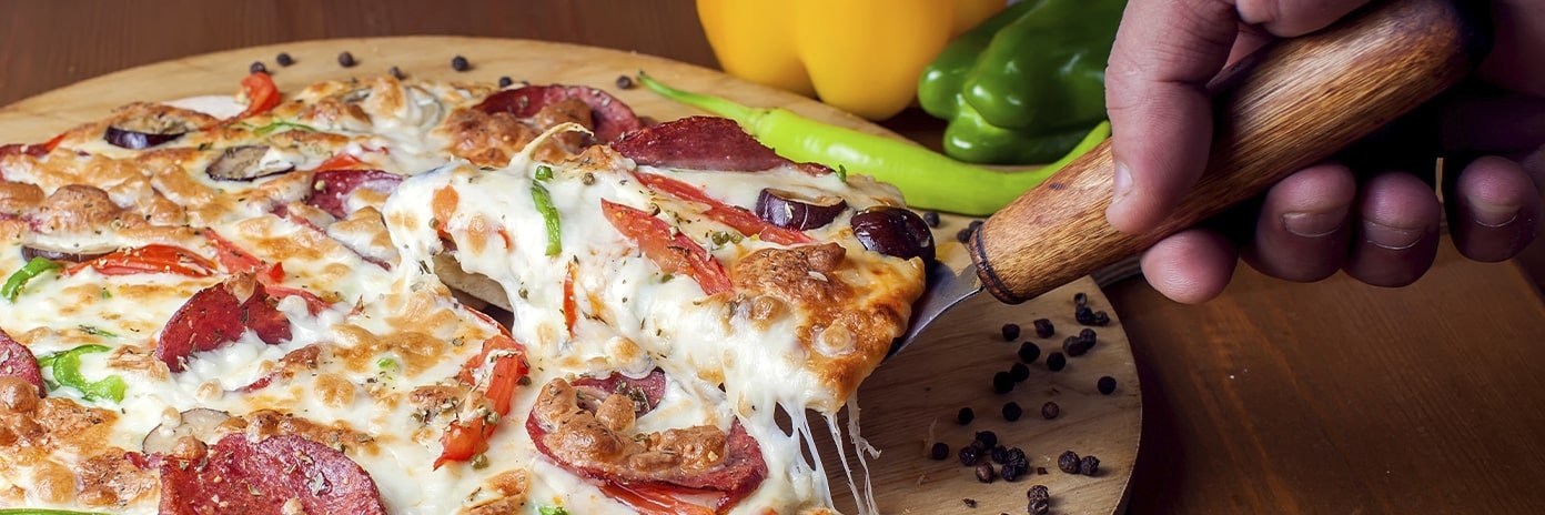 Une pizza au chorizo, fromage, poivrons et piment