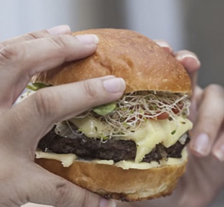 Le burger premium à la française s'est imposé sur les cartes | METRO