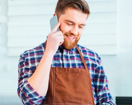 Restaurateur au téléphone