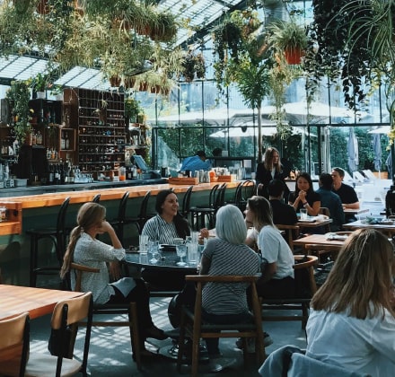 Salle de restaurant avec le plafond végétalisé