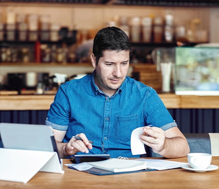 Propriétaire de restaurant faisant sa comptabilité