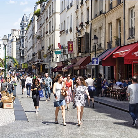 Gens qui marchent dans une rue commerçante