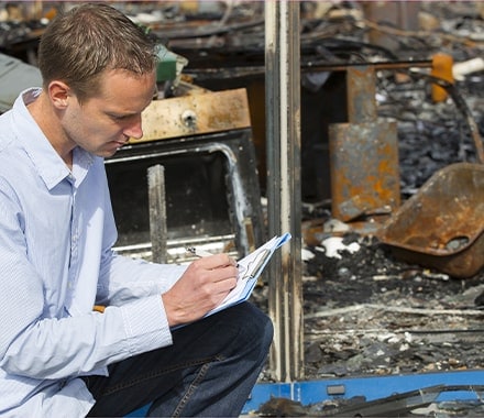 Assureur relevant les dégâts lors d'un sinistre