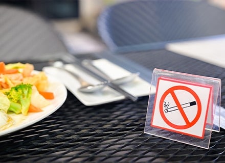 Affichette "Interdiction de fumer" sur une table de restaurant