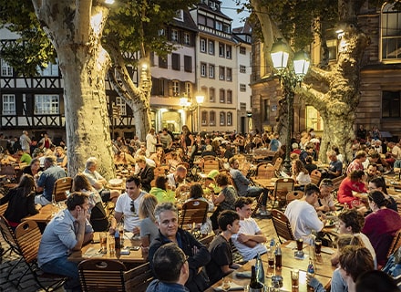 Terrasses de restaurant noires de monde