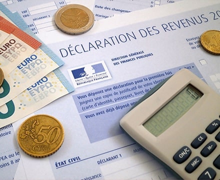 Formulaire de déclaration d'impôts, calculatrice et euros