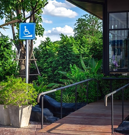 Panneau signalant une rampe pour fauteuil roulant à l'entrée d'un restaurant