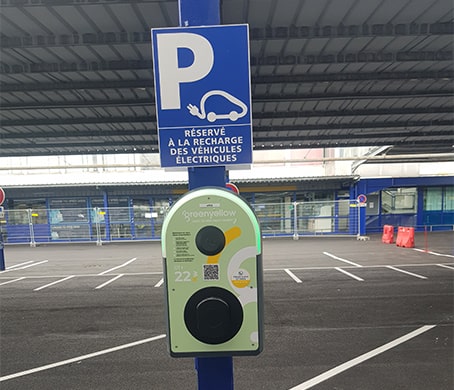 Borne de recharge électrique sur le parking d'une halle METRO