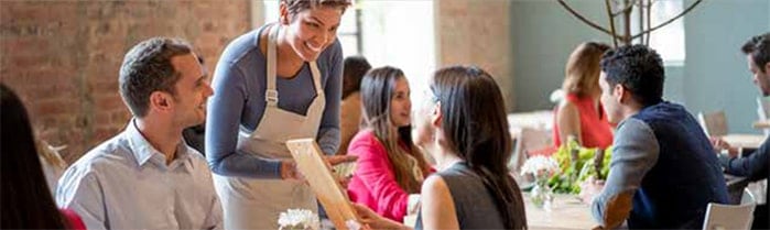 Serveuse à la table d'un restaurant