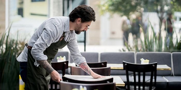 Serveur, nettoyage d'une table de restaurant