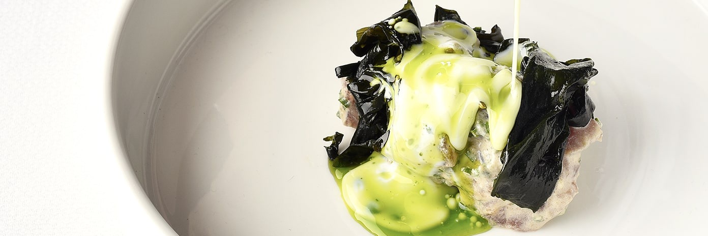 Recette de Chef - Thon mariné, sauce au boursin et à l'ail noir