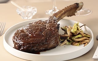 Recette de chef - Tomahawk black angus rôti beurre noisette ail soja