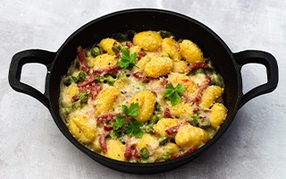 Recettes des chefs - Gratin de gnocchi aux petits pois façon carbonara