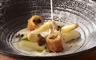 Recette de chef - Asperges blanches, coulis de asperges et huitres à la villeroy