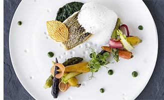 Recette de chef – Bar écumé de lard et légumes d’été - Denise Hoquet